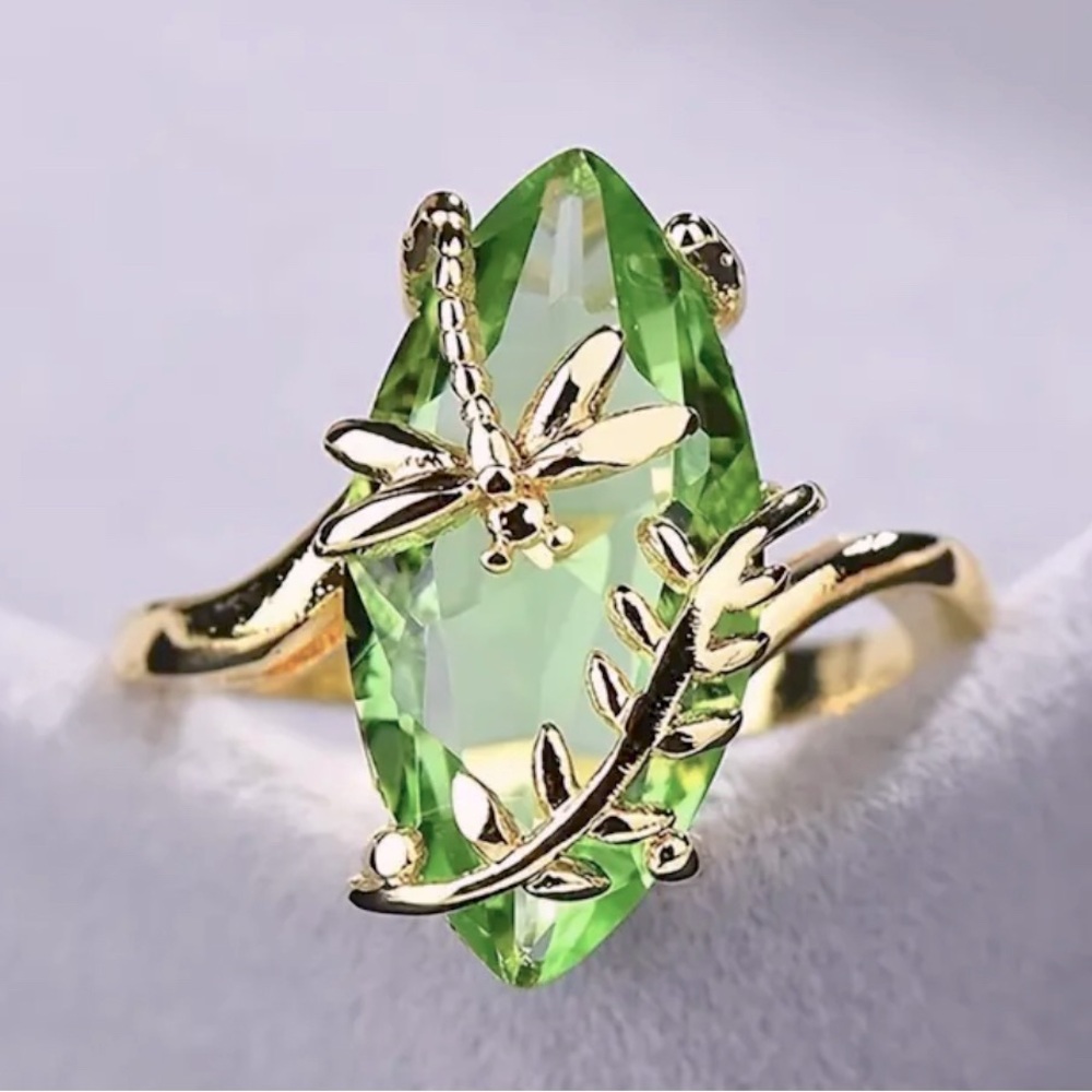 Beautiful green emerald oval dragonfly accent Ring in multiples sizes 8,9